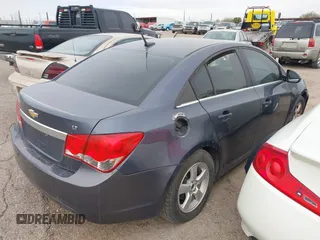 2014 Chevrolet Cruze 1LT z VIN 1G1PC5SB3E7131948, wystawiony jako IAAI lot #41518263 z przebiegiem 134 843 mil mil oraz . Historia ofert i sprzedaży dostępna na DreamBid. Obrazek 4.