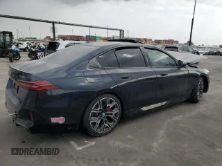 2024 BMW i5 eDrive40 z VIN WBY33FK03RCR93119, wystawiony jako Copart lot #76124194 z przebiegiem Nie podano mil oraz Szkody całkowita. Historia ofert i sprzedaży dostępna na DreamBid. Obrazek 3.