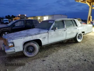 1983 Cadillac Fleetwood z VIN 1G6AB6985D9118799, wystawiony jako Copart lot #45713295 z przebiegiem 5 795 mil mil oraz Czysty tytuł • Clean title. Historia ofert i sprzedaży dostępna na DreamBid. Obrazek 1.