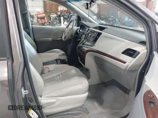 2011 Toyota Sienna XLE AAS z VIN 5TDYK3DC9BS086170, wystawiony jako IAAI lot #42596944 z przebiegiem 156 813 mil mil oraz . Historia ofert i sprzedaży dostępna na DreamBid. Obrazek 5.