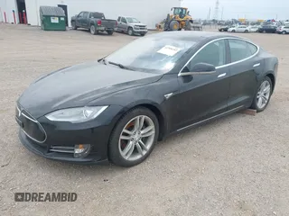 2013 Tesla Model S с VIN 5YJSA1CN1DFP08848, выставлен на аукционе IAAI как лот 42300243 с пробегом Не указан миль и . История ставок и продаж доступна на DreamBid. Изображение 2.