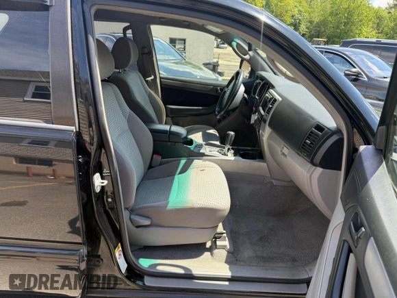 2008 Toyota 4Runner SR5 z VIN JTEBU14R880129011, wystawiony jako Copart lot #59433355 z przebiegiem 345 928 mil mil oraz Czysty tytuł • Clean title. Historia ofert i sprzedaży dostępna na DreamBid. Obrazek 5.