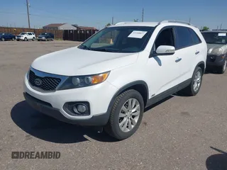 2011 Kia Sorento EX z VIN 5XYKUDA29BG090671, wystawiony jako IAAI lot #42268857 z przebiegiem 146 770 mil mil oraz . Historia ofert i sprzedaży dostępna na DreamBid. Obrazek 2.