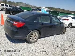 2011 Chrysler 200 Touring z VIN 1C3BC1FB4BN576330, wystawiony jako Copart lot #50592145 z przebiegiem Nie podano mil oraz Nie do naprawy • Non repairable. Historia ofert i sprzedaży dostępna na DreamBid. Obrazek 3.