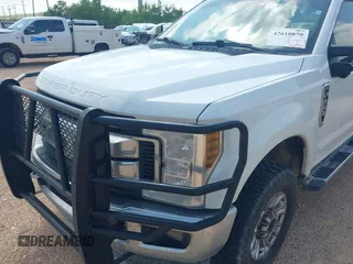 2019 Ford F-250 XL z VIN 1FT7W2B62KED67403, wystawiony jako IAAI lot #42610879 z przebiegiem 230 857 mil mil oraz . Historia ofert i sprzedaży dostępna na DreamBid. Obrazek 6.