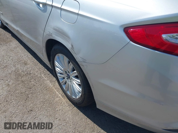 2016 Ford Fusion SE Hybrid z VIN 3FA6P0LU8GR203934, wystawiony jako IAAI lot #42595741 z przebiegiem 84 189 mil mil oraz . Historia ofert i sprzedaży dostępna na DreamBid. Obrazek 6.
