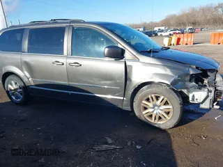 2010 Chrysler Town & Country Touring z VIN 2A4RR5D19AR298644, wystawiony jako IAAI lot #41804796 z przebiegiem 206 439 mil mil oraz . Historia ofert i sprzedaży dostępna na DreamBid. Obrazek 14.