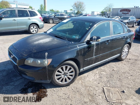 2005 Volvo S40 with VIN YV1MS382852109136, listed as a IAAI auction lot 42122931 with 151,720 mi miles. Bid and sale history available at carsss.com. Image 2.