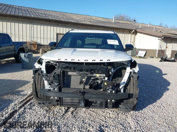 2025 Ford Explorer ST z VIN 1FMWK8GC9SGA40313, wystawiony jako IAAI lot #41931242 z przebiegiem 9 279 mil mil oraz . Historia ofert i sprzedaży dostępna na DreamBid. Obrazek 13.