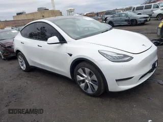 2021 Tesla Model Y Long Range with VIN 5YJYGDEE2MF181054, listed as a IAAI auction lot 41726807 with 71,631 mi miles. Bid and sale history available at carsss.com. Image 1.