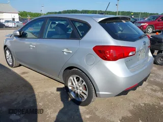 2011 Kia Forte EX z VIN KNAFU5A29B5337393, wystawiony jako IAAI lot #42373001 z przebiegiem 305 069 mil mil oraz . Historia ofert i sprzedaży dostępna na DreamBid. Obrazek 3.