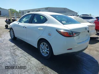 2016 Scion iA z VIN 3MYDLBZVXGY122157, wystawiony jako IAAI lot #41991308 z przebiegiem 133 026 mil mil oraz . Historia ofert i sprzedaży dostępna na DreamBid. Obrazek 3.