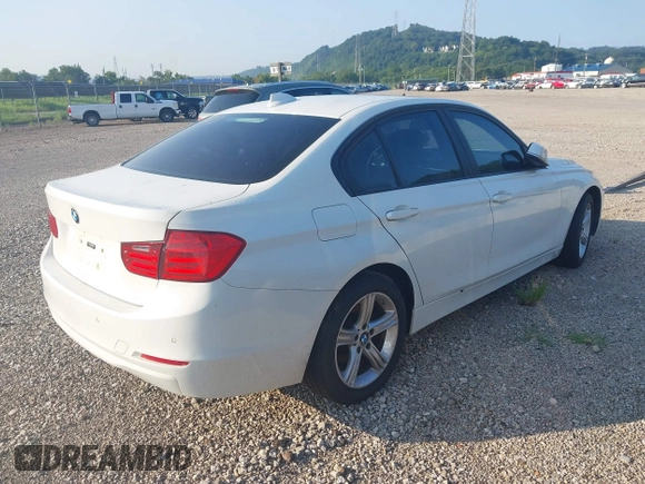 2014 BMW 3 Series 328i xDrive с VIN WBA3B5C51EP542103, выставлен на аукционе IAAI как лот 40113663 с пробегом 160 776 миль миль и . История ставок и продаж доступна на DreamBid. Изображение 4.