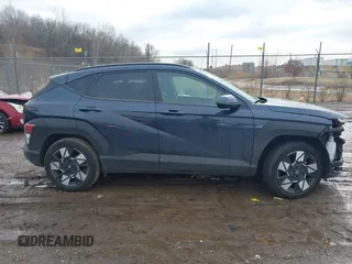 2024 Hyundai Kona SEL с VIN KM8HB3AB8RU047695, выставлен на аукционе IAAI как лот 41683971 с пробегом 22 833 миль миль и . История ставок и продаж доступна на DreamBid. Изображение 14.