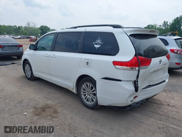 2011 Toyota Sienna XLE AAS z VIN 5TDYK3DC9BS039639, wystawiony jako IAAI lot #42440354 z przebiegiem 291 565 mil mil oraz . Historia ofert i sprzedaży dostępna na DreamBid. Obrazek 3.
