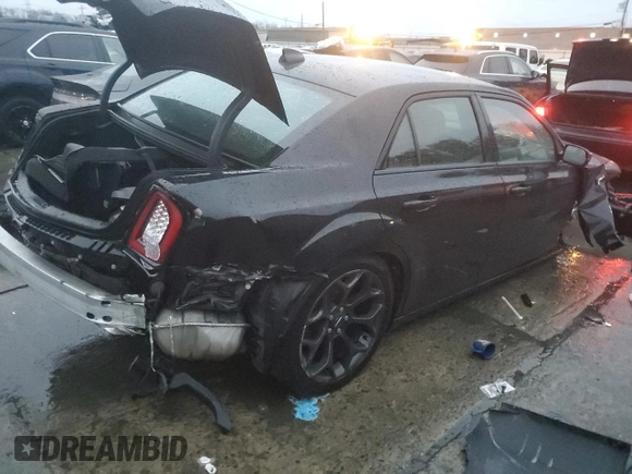 2020 Chrysler 300 S z VIN 2C3CCABG6LH137260, wystawiony jako Copart lot #84625114 z przebiegiem 92 330 mil mil oraz Szkoda całkowita • Salvage title. Historia ofert i sprzedaży dostępna na DreamBid. Obrazek 3.