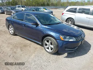 2013 Volkswagen Passat TDI SE with VIN 1VWBN7A33DC030932, listed as a IAAI auction lot 42025937 with 189,238 mi miles. Bid and sale history available at carsss.com. Image 1.