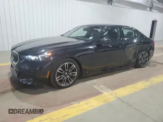 2024 BMW 5 Series 530i xDrive z VIN WBA53FJ00RCS29298, wystawiony jako Copart lot #61912025 z przebiegiem 17 453 mil mil oraz Szkoda całkowita • Salvage title. Historia ofert i sprzedaży dostępna na DreamBid. Obrazek 1.