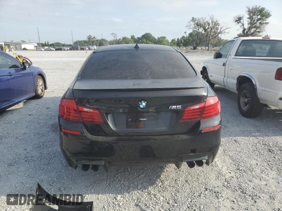 2014 BMW M5 z VIN WBSFV9C53ED594132, wystawiony jako Copart lot #56479355 z przebiegiem 89 020 mil mil oraz Szkody całkowita. Historia ofert i sprzedaży dostępna na DreamBid. Obrazek 6.
