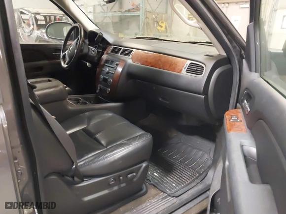 2010 Chevrolet Suburban LT with VIN 1GNUKJE36AR139025, listed as a IAAI auction lot 41311327 with 201,955 mi miles. Bid and sale history available at carsss.com. Image 5.