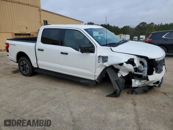 2023 Ford F-150 Lightning Pro z VIN 1FTVW1ELXPWG63466, wystawiony jako Copart lot #43397005 z przebiegiem 8 852 mil mil oraz Szkoda całkowita • Salvage title. Historia ofert i sprzedaży dostępna na DreamBid. Obrazek 4.