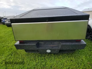 2024 Tesla Cybertruck z VIN 7G2CEHED2RA015326, wystawiony jako Copart lot #73841034 z przebiegiem Nie podano mil oraz Szkoda całkowita • Salvage title. Historia ofert i sprzedaży dostępna na DreamBid. Obrazek 6.