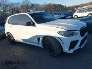 2021 BMW X5 M z VIN 5YMJU0C06M9F62470, wystawiony jako IAAI lot #41352193 z przebiegiem Nie podano mil oraz . Historia ofert i sprzedaży dostępna na DreamBid. Obrazek 1.