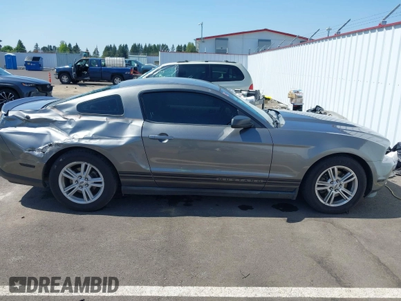 2011 Ford Mustang V6 z VIN 1ZVBP8AMXB5105751, wystawiony jako IAAI lot #42104899 z przebiegiem 70 178 mil mil oraz . Historia ofert i sprzedaży dostępna na DreamBid. Obrazek 13.