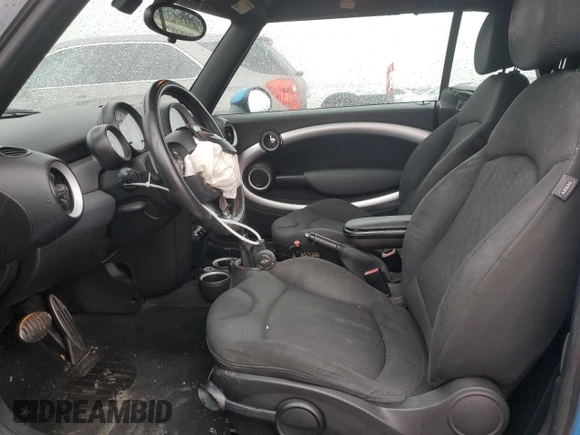 2011 MINI Convertible S с VIN WMWZP3C52BTX82943, выставлен на аукционе Copart как лот 81586044 с пробегом 145 543 миль миль и Списание • Salvage title. История ставок и продаж доступна на DreamBid. Изображение 7.