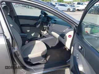 2010 Kia Forte EX z VIN KNAFU4A2XA5242981, wystawiony jako IAAI lot #42213767 z przebiegiem 174 155 mil mil oraz . Historia ofert i sprzedaży dostępna na DreamBid. Obrazek 5.