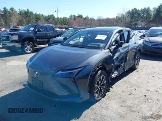 2024 Lexus RZ 300e Premium z VIN JTJABABB7RA002691, wystawiony jako IAAI lot #41999231 z przebiegiem 5515 mil mil oraz . Historia ofert i sprzedaży dostępna na DreamBid. Obrazek 2.