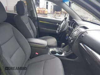 2013 Kia Sorento LX z VIN 5XYKTDA20DG420283, wystawiony jako IAAI lot #42528439 z przebiegiem 140 891 mil mil oraz . Historia ofert i sprzedaży dostępna na DreamBid. Obrazek 5.