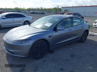 2025 Tesla Model 3 Long Range z VIN 5YJ3E1EA7SF892239, wystawiony jako IAAI lot #42068918 z przebiegiem 17 mil mil oraz . Historia ofert i sprzedaży dostępna na DreamBid. Obrazek 20.