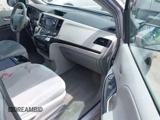 2012 Toyota Sienna LE AAS z VIN 5TDKK3DC5CS183731, wystawiony jako IAAI lot #42247364 z przebiegiem 148 723 mil mil oraz . Historia ofert i sprzedaży dostępna na DreamBid. Obrazek 5.