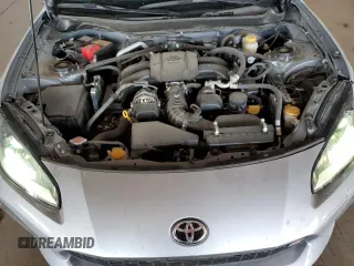 2024 Toyota 86 z VIN JF1ZNBB17R9755378, wystawiony jako Copart lot #47601375 z przebiegiem 6 697 mil mil oraz Szkoda całkowita • Salvage title. Historia ofert i sprzedaży dostępna na DreamBid. Obrazek 11.