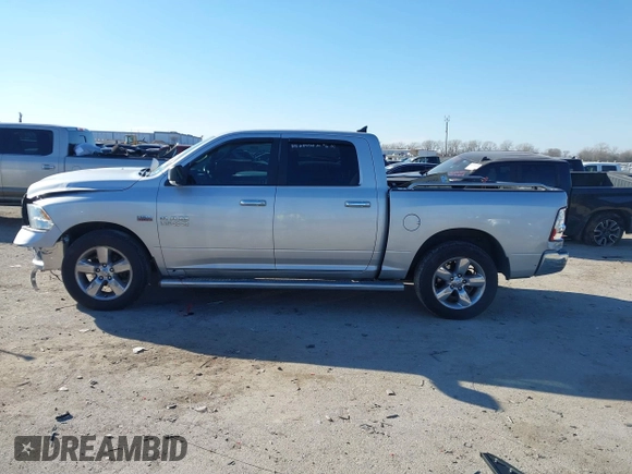 2015 Ram 1500 Lone Star z VIN 1C6RR6LT0FS500850, wystawiony jako IAAI lot #41273883 z przebiegiem 120 178 mil mil oraz . Historia ofert i sprzedaży dostępna na DreamBid. Obrazek 14.