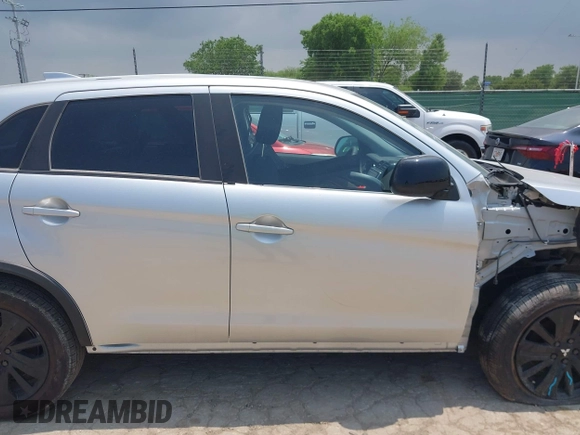 2024 Mitsubishi Outlander S z VIN JA4ARUAU6RU017646, wystawiony jako IAAI lot #42155361 z przebiegiem 1 044 mil mil oraz . Historia ofert i sprzedaży dostępna na DreamBid. Obrazek 14.