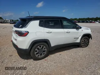 2021 Jeep Compass Trailhawk with VIN 3C4NJDDB2MT583833, listed as a Copart auction lot 58736675 with 67,090 mi miles and Salvage title. Bid and sale history available at DreamBid. Image 3.