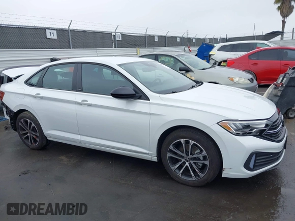 2024 Volkswagen Jetta Sport z VIN 3VWBM7BU9RM070948, wystawiony jako IAAI lot #41897872 z przebiegiem 7 521 mil mil oraz . Historia ofert i sprzedaży dostępna na DreamBid. Obrazek 13.