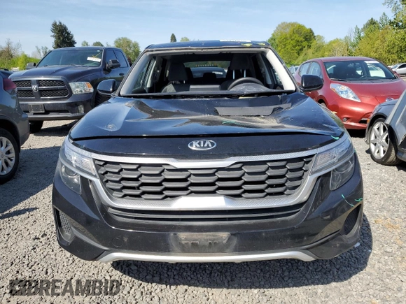 2021 Kia Seltos LX z VIN KNDEPCAA0M7097143, wystawiony jako Copart lot #54057815 z przebiegiem 59 930 mil mil oraz Szkoda całkowita • Salvage title. Historia ofert i sprzedaży dostępna na DreamBid. Obrazek 5.