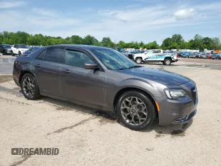 2015 Chrysler 300 S z VIN 2C3CCAGG8FH899454, wystawiony jako Copart lot #59947615 z przebiegiem 113 942 mil mil oraz Szkoda całkowita • Salvage title. Historia ofert i sprzedaży dostępna na DreamBid. Obrazek 4.