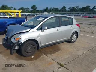 2009 Nissan Versa S z VIN 3N1BC13E39L485461, wystawiony jako IAAI lot #39886048 z przebiegiem Nie podano mil oraz . Historia ofert i sprzedaży dostępna na DreamBid. Obrazek 2.
