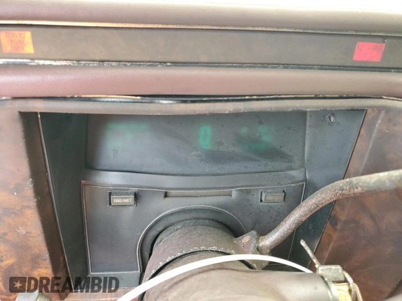 1992 Cadillac Brougham z VIN 1G6DW54E8NR712443, wystawiony jako Copart lot #51482635 z przebiegiem Nie podano mil oraz Nie do naprawy. Historia ofert i sprzedaży dostępna na DreamBid. Obrazek 9.