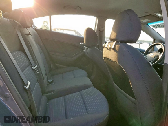 2016 Kia Forte LX z VIN KNAFX4A63G5551727, wystawiony jako Copart lot #57062515 z przebiegiem 131 419 mil mil oraz Szkoda całkowita • Salvage title. Historia ofert i sprzedaży dostępna na DreamBid. Obrazek 10.