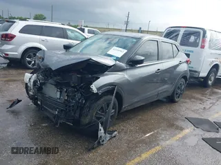 2023 Nissan Kicks S z VIN 3N1CP5BV9PL561294, wystawiony jako IAAI lot #42150962 z przebiegiem 15 900 mil mil oraz . Historia ofert i sprzedaży dostępna na DreamBid. Obrazek 2.