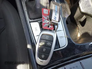 2024 Hyundai Santa Cruz SEL z VIN 5NTJBDAE3RH088530, wystawiony jako IAAI lot #41785149 z przebiegiem 21 560 mil mil oraz . Historia ofert i sprzedaży dostępna na DreamBid. Obrazek 11.