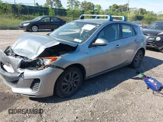 2013 Mazda 3 i Touring z VIN JM1BL1LP2D1742494, wystawiony jako IAAI lot #42186275 z przebiegiem 150 046 mil mil oraz . Historia ofert i sprzedaży dostępna na DreamBid. Obrazek 2.