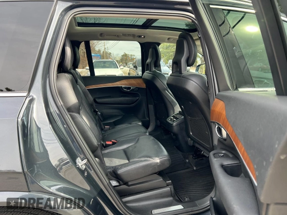 2021 Volvo XC90 Momentum z VIN YV4A22PK4M1675848, wystawiony jako Copart lot #49580865 z przebiegiem 138 201 mil mil oraz Czysty tytuł • Clean title. Historia ofert i sprzedaży dostępna na DreamBid. Obrazek 6.