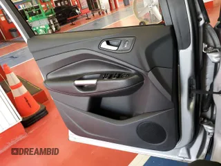2018 Ford Escape SE z VIN 1FMCU9GD3JUC13075, wystawiony jako IAAI lot #42537659 z przebiegiem 77 270 mil mil oraz . Historia ofert i sprzedaży dostępna na DreamBid. Obrazek 17.