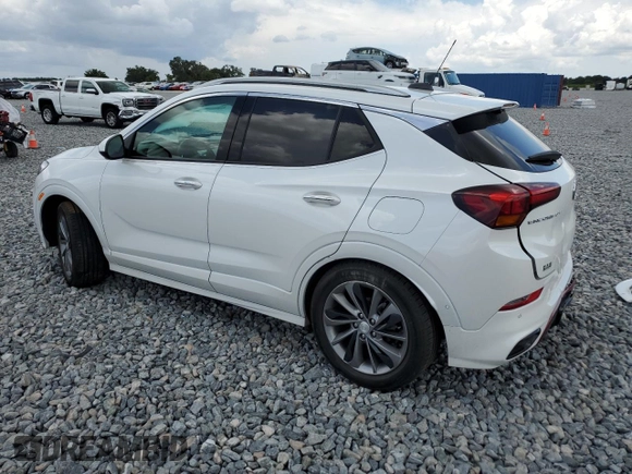 2021 Buick Encore GX Essence z VIN KL4MMFSL3MB145909, wystawiony jako Copart lot #59030565 z przebiegiem 9 279 mil mil oraz Nie do naprawy • Non repairable. Historia ofert i sprzedaży dostępna na DreamBid. Obrazek 2.